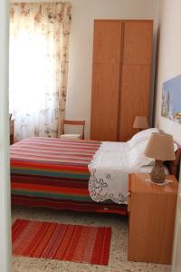 - une chambre avec un grand lit et une commode dans l'établissement Baglio Gammicchia B&B, à Erice