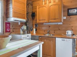 Kuchyň nebo kuchyňský kout v ubytování Holiday Home Poronpurema a by Interhome