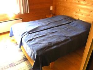 ユッラスヤルヴィにあるHoliday Home Tunturinvieri l2 by Interhomeのベッドルーム1室(青い毛布付きのベッド1台付)
