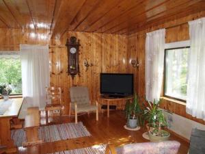 sala de estar con TV y comedor en Holiday Home Raanumaja iii by Interhome, en Lampsijärvi