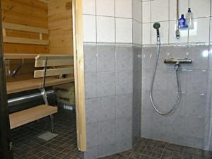 ein Bad mit Dusche in einem Zimmer in der Unterkunft Holiday Home Iso marina by Interhome in Karvonen + 4 Fotos