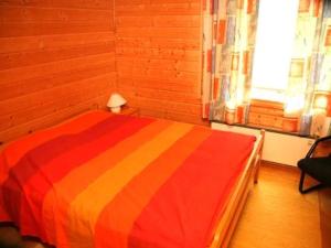 ユッラスヤルヴィにあるHoliday Home Tunturinvieri j3 by Interhomeのカラフルなベッドが備わるベッドルーム1室が備わります。