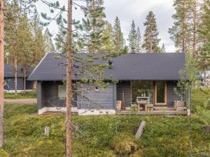 una piccola casa nel bosco con un cortile di Holiday Home Neljä vuodenaikaa a1-karpalo by Interhome a Ylläsjärvi