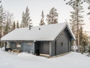 un piccolo edificio grigio con tetto ricoperto di neve di Holiday Home Neljä vuodenaikaa a1-karpalo by Interhome a Ylläsjärvi