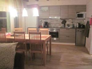 ユッラスヤルヴィにあるHoliday Home Hillakka b by Interhomeのキッチン(木製のテーブルと椅子付)、キッチン(コンロ付)