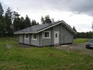 ein kleines Haus inmitten eines Feldes in der Unterkunft Holiday Home Niittymökki by Interhome in Somerniemi