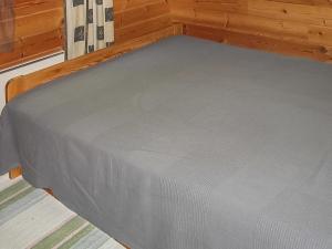 Bett in einem Zimmer mit grauer Matratze in der Unterkunft Holiday Home 21 by Interhome in Varparanta