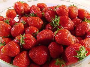 un bol de fraises assis sur une table dans l'établissement Holiday Home Villiruusu by Interhome, à Nieminen