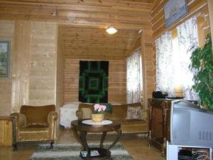 ein Wohnzimmer mit einem Tisch und einem TV in der Unterkunft Holiday Home Niittymökki by Interhome in Somerniemi