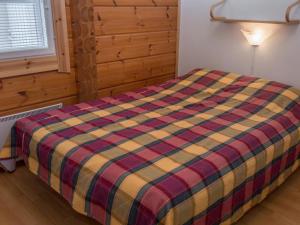 ターコブオリにあるHoliday Home Peiponpesä b by Interhomeのプライド毛布付きの客室のベッド1台