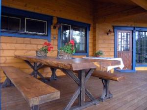 HakoniemiにあるHoliday Home Mustikka by Interhomeの小屋の玄関の木製テーブル