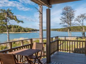 une terrasse avec une table et des chaises et une vue sur l'eau dans l'établissement Holiday Home Kärki by Interhome, à Houtskari