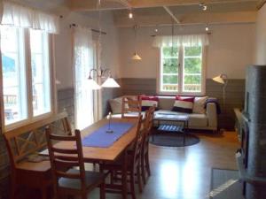 sala de estar con mesa y sofá en Holiday Home Karri by Interhome, en Tallnäs