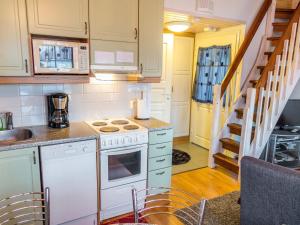 uma cozinha com um fogão branco e um lavatório em Holiday Home Point vale 4 ap-3 by Interhome em Tahkovuori