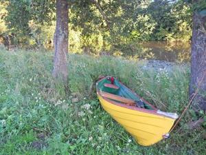 un bateau jaune assis dans l'herbe à côté des arbres dans l'établissement Holiday Home Muonamies by Interhome, à Kyynämäki