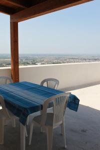 una mesa y sillas en un balcón con vistas en Baglio Gammicchia B&B, en Erice