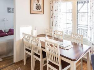 - une salle à manger avec une table, des chaises et un lit dans l'établissement Holiday Home Point vale 1 ap- 9 by Interhome, à Tahkovuori
