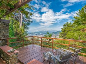 una terraza de madera con 2 sillas y una mesa en Holiday Home Villa Poggiobello by Interhome, en Massa