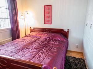 um quarto com uma cama com uma colcha roxa em Holiday Home Point vale 4 ap-3 by Interhome em Tahkovuori