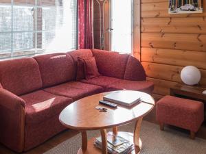 ターコブオリにあるHoliday Home Peiponpesä b by Interhomeのリビングルーム(赤いソファ、テーブル付)