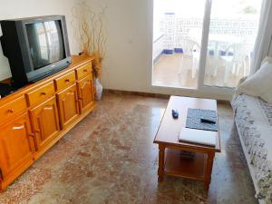 sala de estar con TV y mesa de centro en Apartment Luz del Mediterraneo-4 by Interhome, en Denia