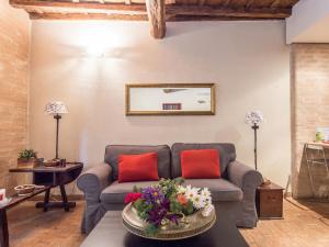 Posezení v ubytování Apartment Elegant Campo dei Fiori by Interhome