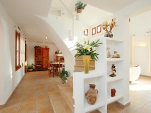 un pasillo con paredes blancas y una escalera con jarrones en Villa Ca Toni by Interhome, en Moraira