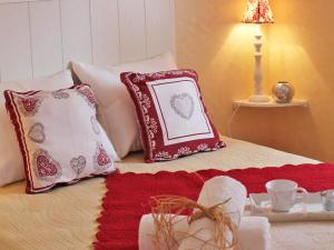 Ένα ή περισσότερα κρεβάτια σε δωμάτιο στο Chalet Le Clos des Sapins by Interhome