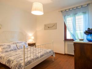 Schlafzimmer mit einem Bett und einem Fenster in der Unterkunft Holiday Home Casetta Ponticelli by Interhome in Lavaiano