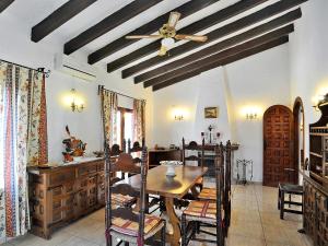 uma sala de jantar com uma mesa e uma ventoinha de tecto em Holiday Home Wolf by Interhome em Balcon del Mar