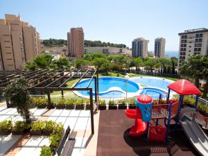 卡爾佩的住宿－Apartment Luz de Calpe I-3 by Interhome，享有带游乐场的游泳池的景色