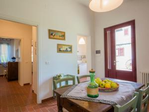 ein Esszimmer mit einem Tisch und einer Obstschale in der Unterkunft Holiday Home Casetta Ponticelli by Interhome in Lavaiano