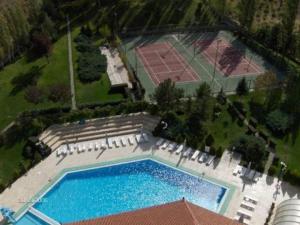 Ein Blick auf den Pool von der Unterkunft Dedeman Cappadocia Convention Centre oder aus der Nähe