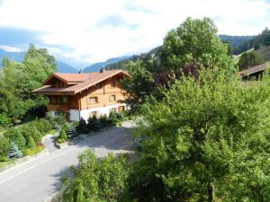 une maison dans les montagnes avec une route dans l'établissement Apartment Abendrot by Interhome, à Gstaad