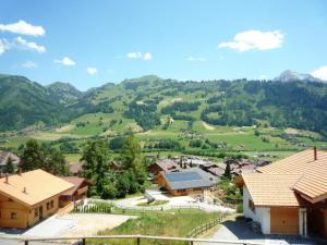 ein kleines Dorf mit Bergen im Hintergrund in der Unterkunft Apartment Nubes- Chalet by Interhome in Zweisimmen