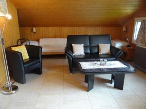 sala de estar con sofá y mesa de centro en Apartment Berg by Interhome, en Engelberg