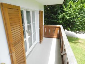 eine offene Tür zu einer Terrasse mit Veranda in der Unterkunft Apartment Monique Nr- 14 by Interhome in Gstaad