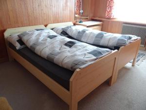 2 camas individuais num quarto com em Apartment Steinacher by Interhome em Engelberg