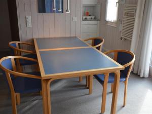 einen Tisch und Stühle in der Küche in der Unterkunft Apartment Arlette Nr- 30 by Interhome in Gstaad