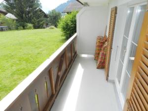 een balkon met uitzicht op een tuin bij Apartment Monique Nr- 14 by Interhome in Gstaad