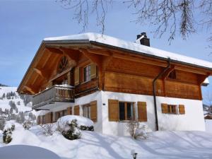eine Blockhütte mit Schnee auf dem Dach in der Unterkunft Apartment Grüenbüelti by Interhome in Gstaad