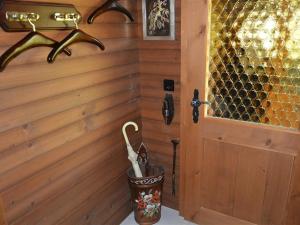 een wijnkelder met een deur en een emmer bij Apartment Abnaki- Chalet by Interhome in Gstaad