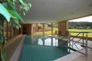 ベルナウ・イム・シュヴァルツヴァルトにあるNatur & Wellnesshotel Breggers Schwanen - Bernau im Schwarzwaldの中央にスイミングプールがある家