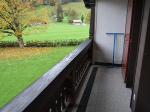 een balkon met uitzicht op een groen veld bij Apartment Oberland Nr- 29 by Interhome in Gstaad