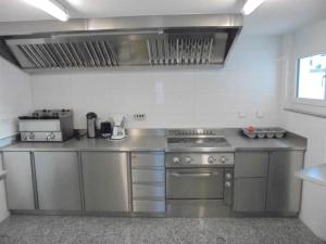 eine Küche mit Küchengeräten aus Edelstahl in einem Zimmer in der Unterkunft Apartment Weideli by Interhome in Saas-Grund