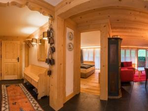 グスタードにあるApartment Les Silenes by Interhomeのベッドルームとリビングルームが備わるログキャビンです。