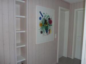 una habitación con estanterías y una pintura en la pared en Apartment Suzanne Nr- 18 by Interhome en Gstaad