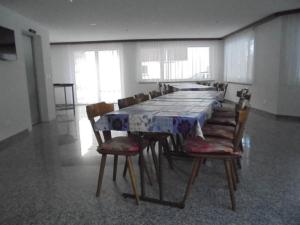 ein Esszimmer mit einem Tisch und Stühlen, einem blauen Tisch und einem Chairsktop in der Unterkunft Apartment Weideli by Interhome in Saas-Grund