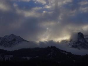 vista su una catena montuosa con nuvole e montagne di Apartment Anno Domini by Interhome ad Adelboden