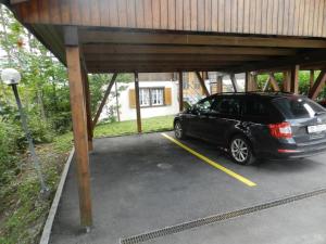 ツヴァイジンメンにあるApartment Résidence Sonnegg - Vuilleumier by Interhomeの駐車場に停められた黒車